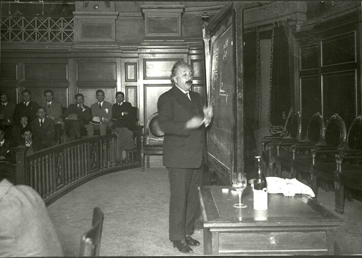 Einstein lecturing in Montevideo